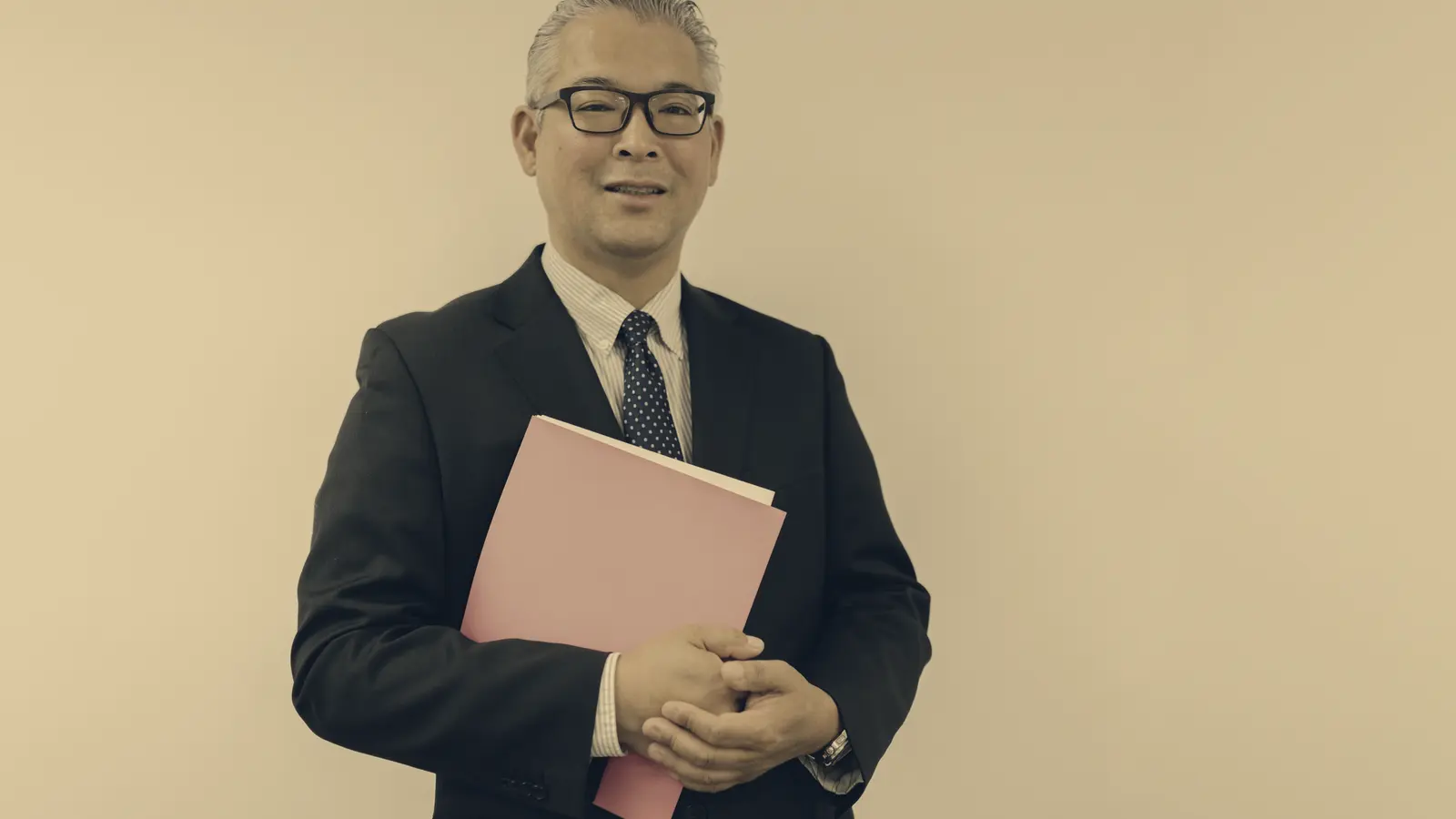 정장 차림으로 사건 기록철을 안고 선 대표변호사 서정후