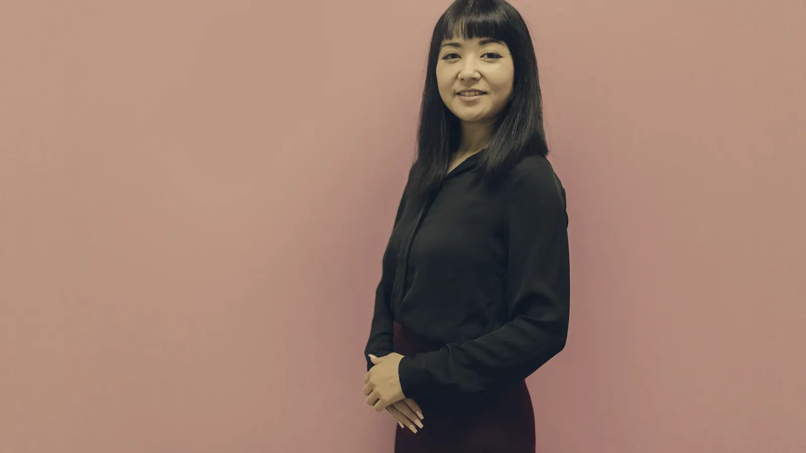 사무소 안에서 정면을 보고 선 노가온 변호사
