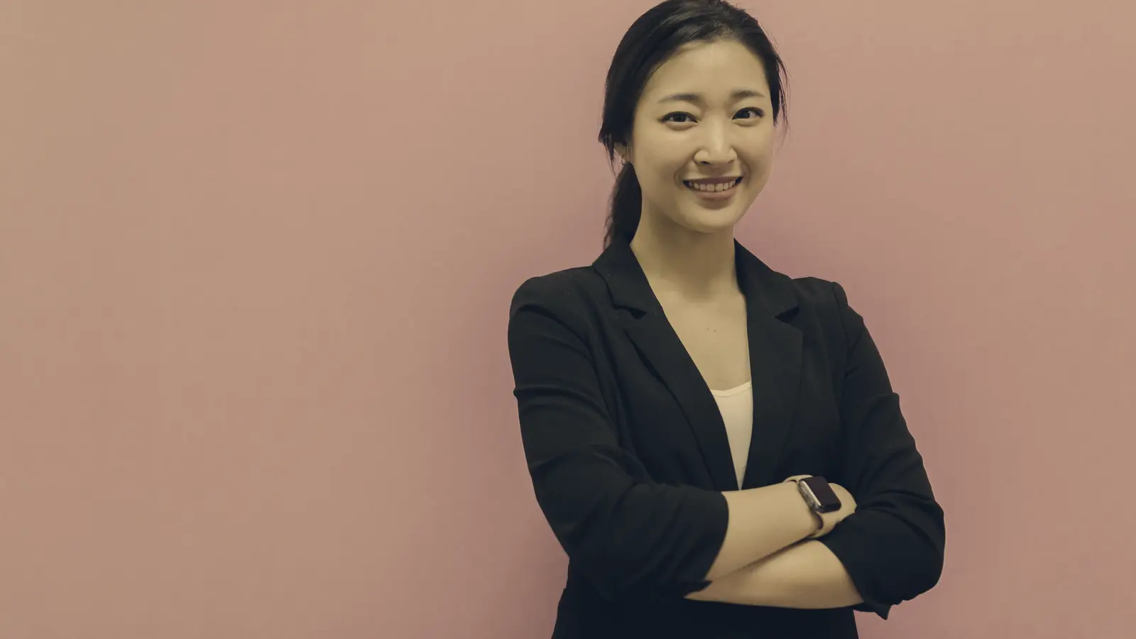 정장 차림으로 팔짱을 끼고 선 문도경 변호사